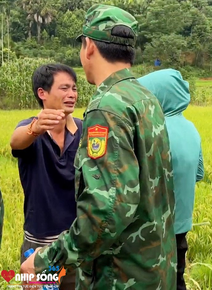 Anh Hoàng Văn Thới xúc động, khóc nghẹn khi chia tay các cán bộ, chiến sĩ quân đội trước giờ lên đường về đơn vị.