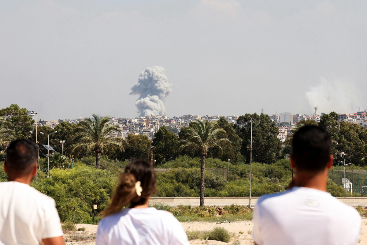 Khói bốc lên cuồn cuộn tại miền nam Lebanon sau đợt không kích của Israel vào ngày 23-9 - Ảnh: REUTERS