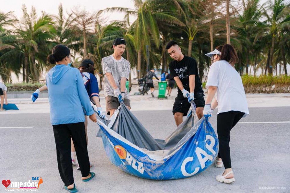 Nhóm lao động công ích TP Hạ Long tham gia dọn vệ sinh làm sạch môi trường biển. 