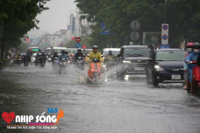 Thời tiết hôm nay ở TP HCM và Nam Bộ có mưa dông về chiều và đêm