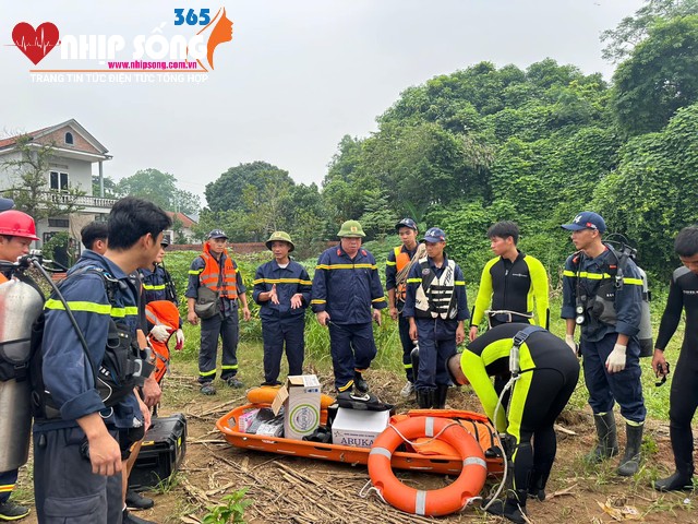 Lực lượng Công an tỉnh Phú Thọ huy động thêm 30 cán bộ, chiến sĩ được trang bị thiết bị lặn chuyên dụng