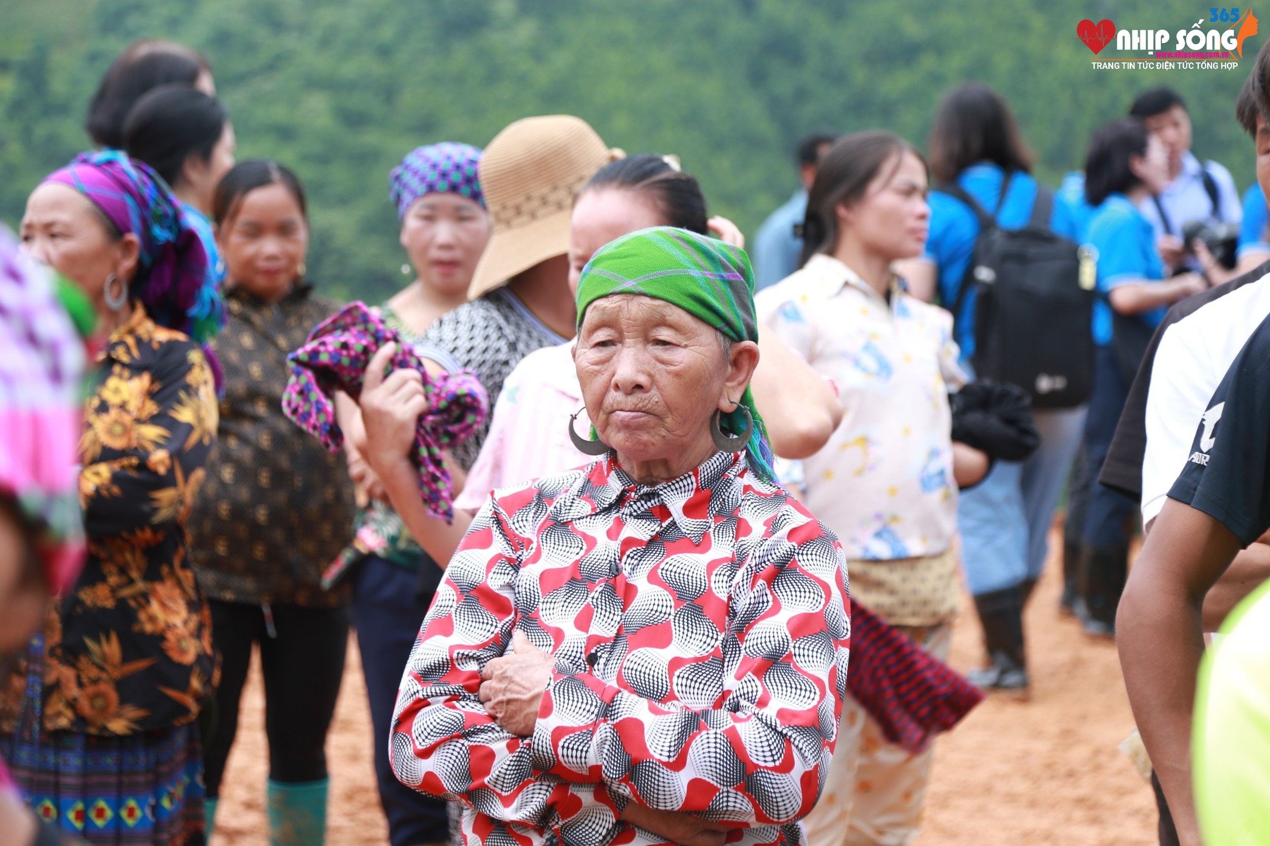 Bà con thôn dự lễ tái thiết khu dân cư Kho Vàng