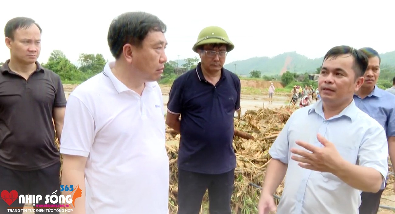 Quyền Bí thư Tỉnh ủy Nguyễn Mạnh Dũng đến hiện trường kiểm tra, chỉ đạo công tác khắc phục hậu quả thiên tai.