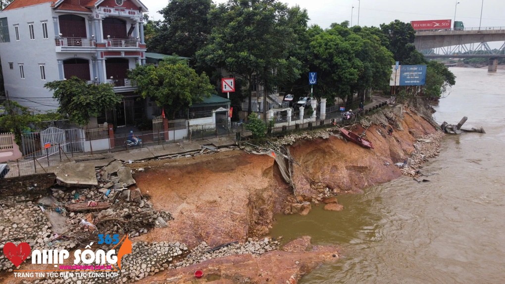 Vị trí sạt lở bờ sông Lô ngay gần với cầu Hạc Trì