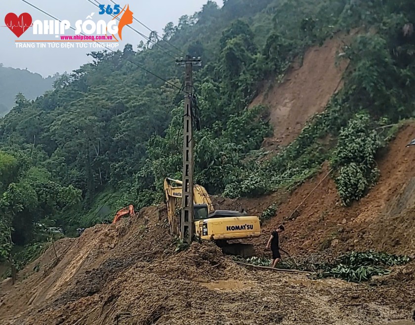 Mưa lũ làm sạt lở nhiều tuyến đường, gây ảnh hưởng rất lớn đến việc di chuyển khắc phục các sự cố viễn thông