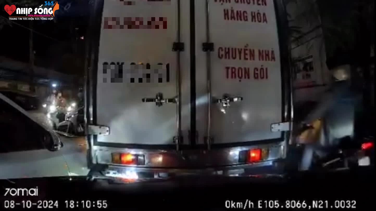 Ô tô con móp đầu vì chen làn, rúc vào thùng xe tải (Video: OFFB).