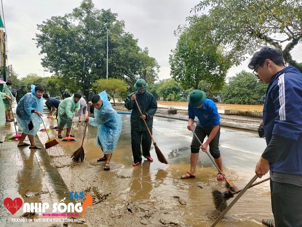 Các cơ quan, đoàn thể và người dân đã cùng chung tay dọn dẹp vệ sinh môi trường sau bão