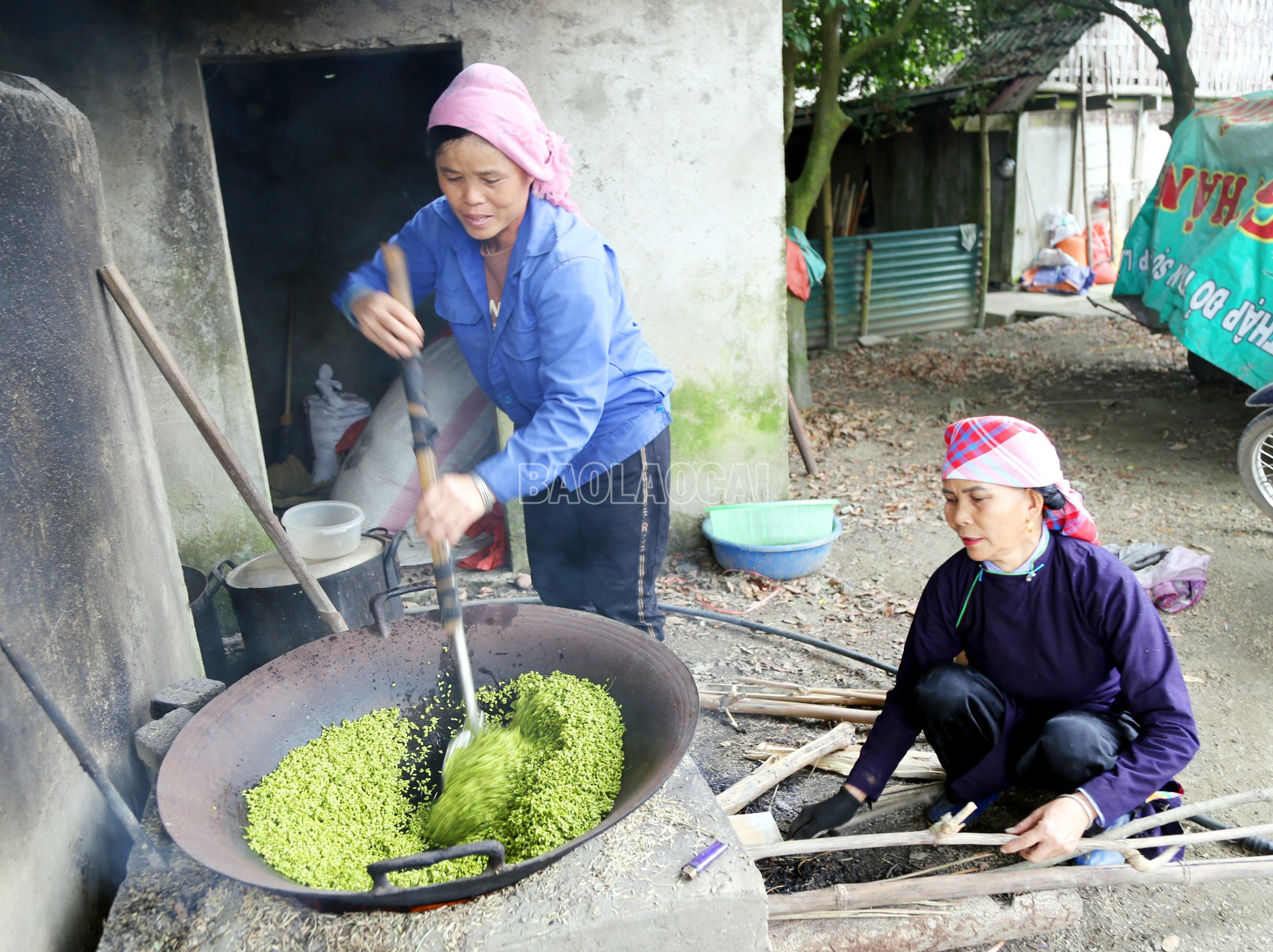 Rang cốm là công đoạn khó nhất, quyết định sự dẻo thơm của hạt cốm.