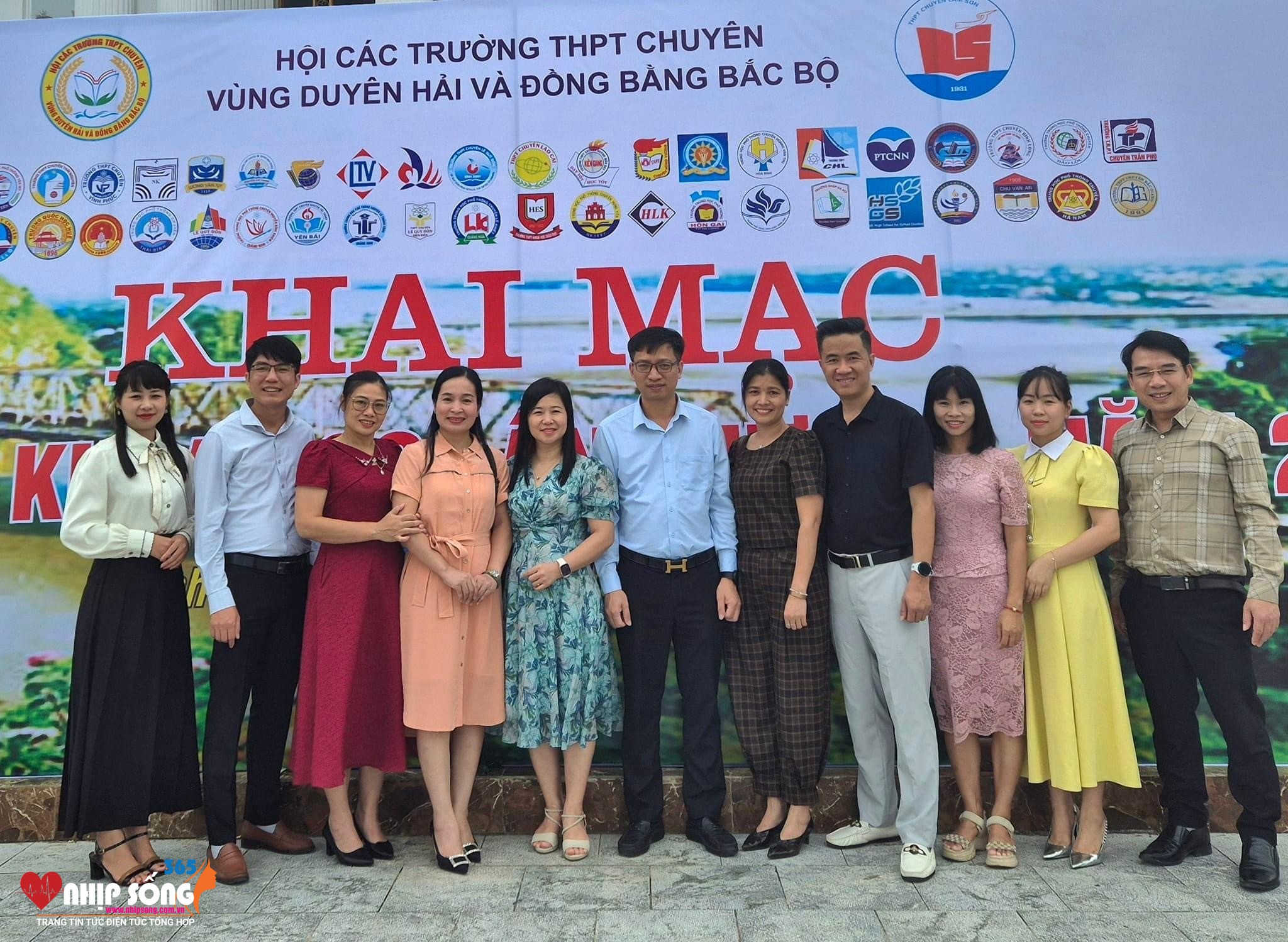 Các giáo viên Trường THPT Chuyên Lào Cai tham gia hội thảo.