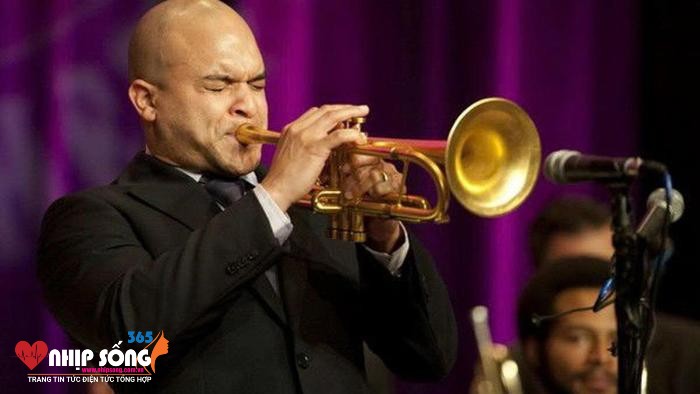  Irvin Mayfield vẫn thản nhiên hưởng thụ cuộc sống xa hoa với số tiền 32 tỷ đồng ăn chặn từ thiện khiến công chúng tức giận