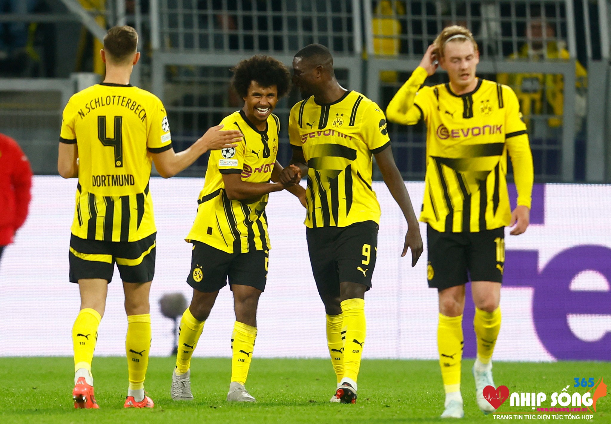  Dortmund đang dẫn đầu trên BXH với 2 trận toàn thắng, ghi 10 bàn nhận 1 bàn thua.