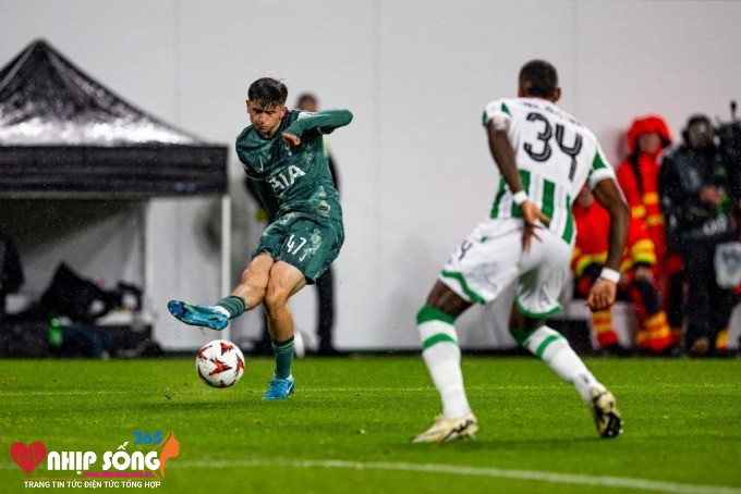 Moore (số 47) căng ngang cho đồng đội ở hiệp hai trận gặp Ferencvaros.