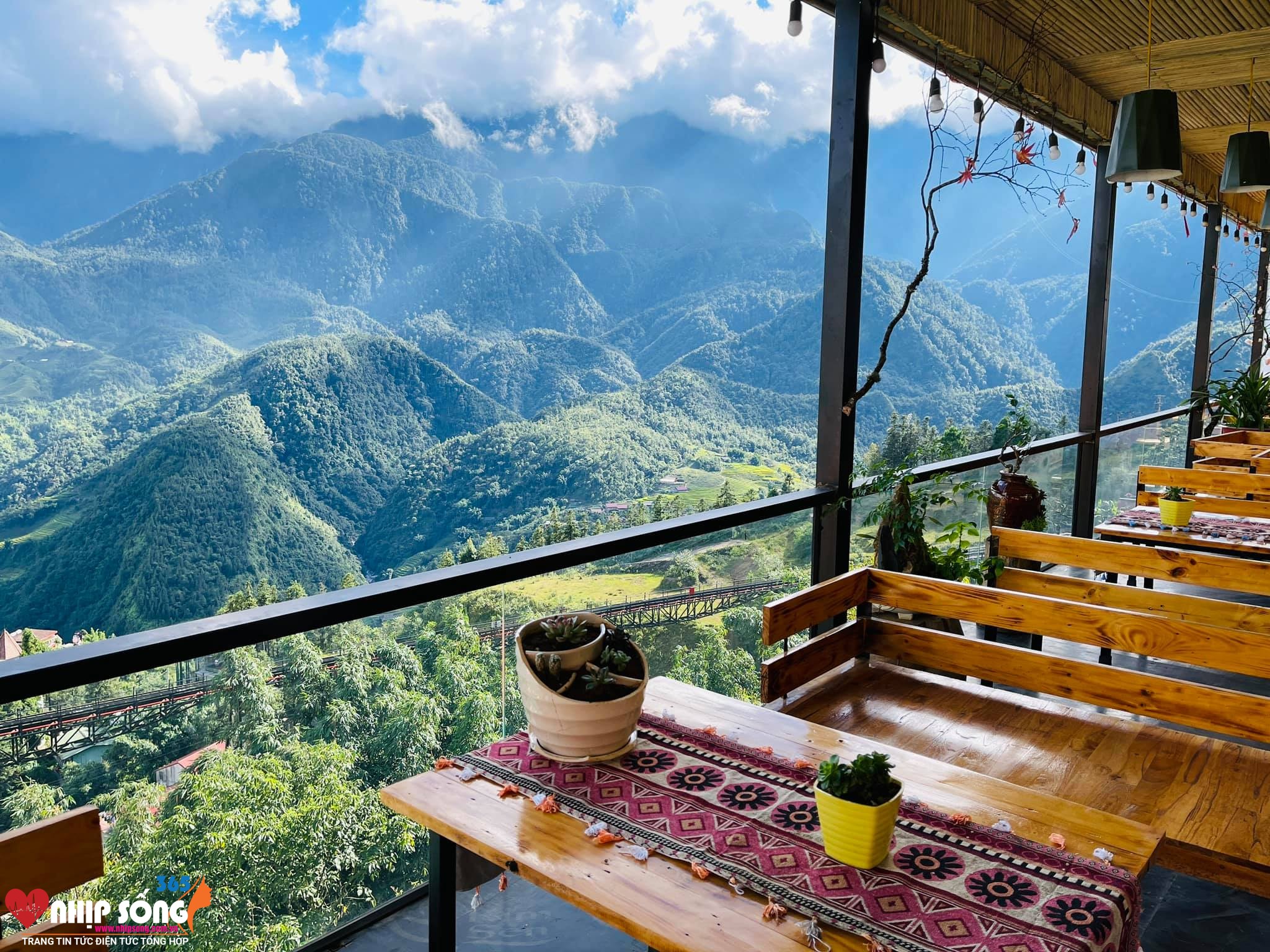 Lá Đỏ Homestay and Coffee