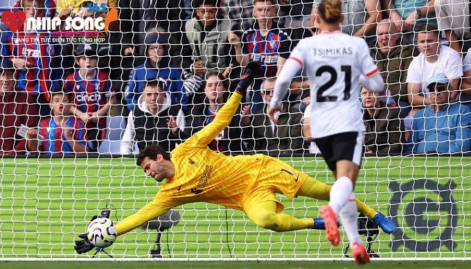 Alisson là người hùng của Liverpool