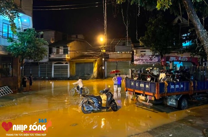 Tuyến đường ven sông Hồng nước đã dâng cao, tràn vào một số tuyến đường ở thành phố Yên Bái.