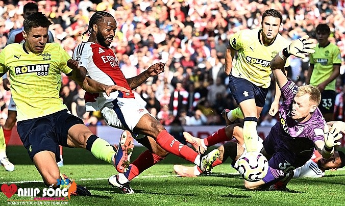 Arsenal gặp khó khăn trước hàng thủ dày đặc của Southampton