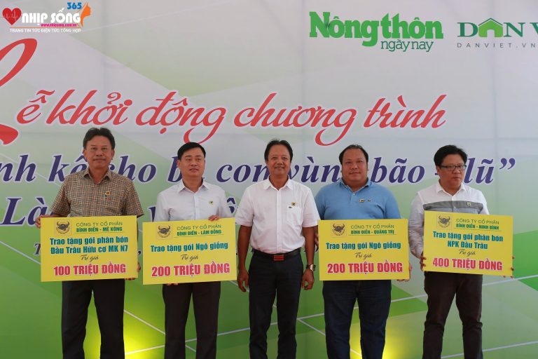 Đại diện các công ty Cp Bình Điền tại Ninh Bình, Quảng Trị, Lâm Đồng, Mê Kông trao biển hỗ trợ tượng trưng.