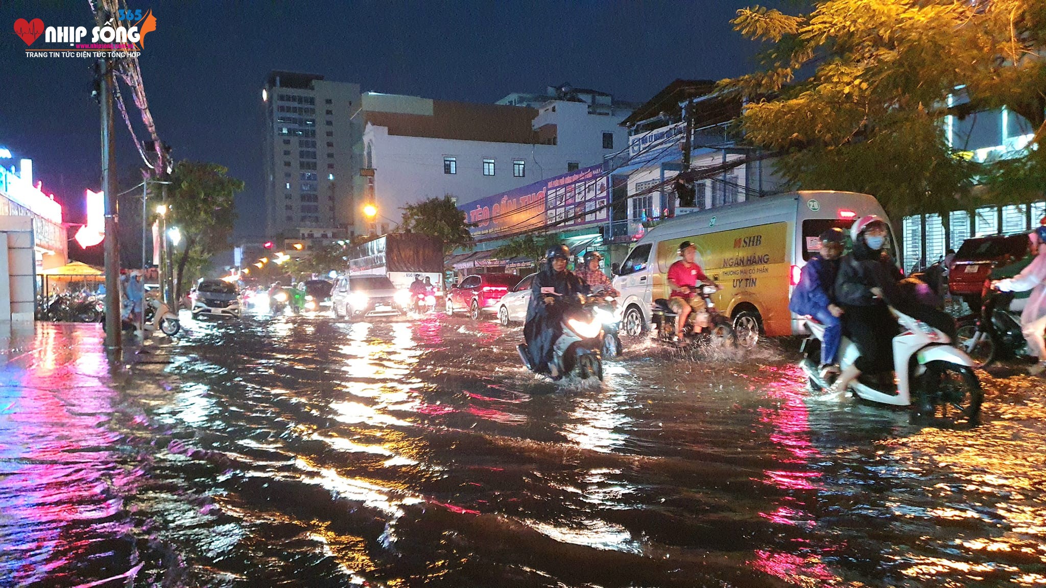 Tình trạng ngập nhiều tuyến đường trong nội ô TP.Cần Thơ vào chiều ngày qua (14/10). Ảnh: M.T