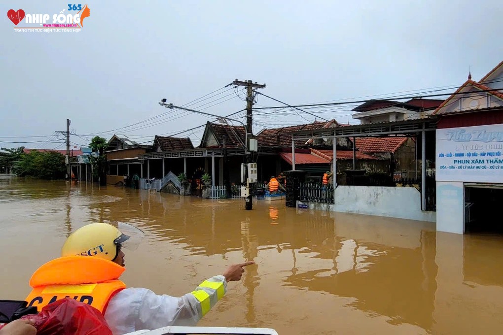 Nhiều khu vực tại huyện Lệ Thủy ngập trong nước lũ (Ảnh: Nhật Anh).