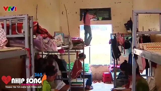 Dãy nhà ở cho học sinh nữ của Trường Tiểu học và THCS Nậm Ét (Quỳnh Nhai, Sơn La) cũ nát, xuống cấp.