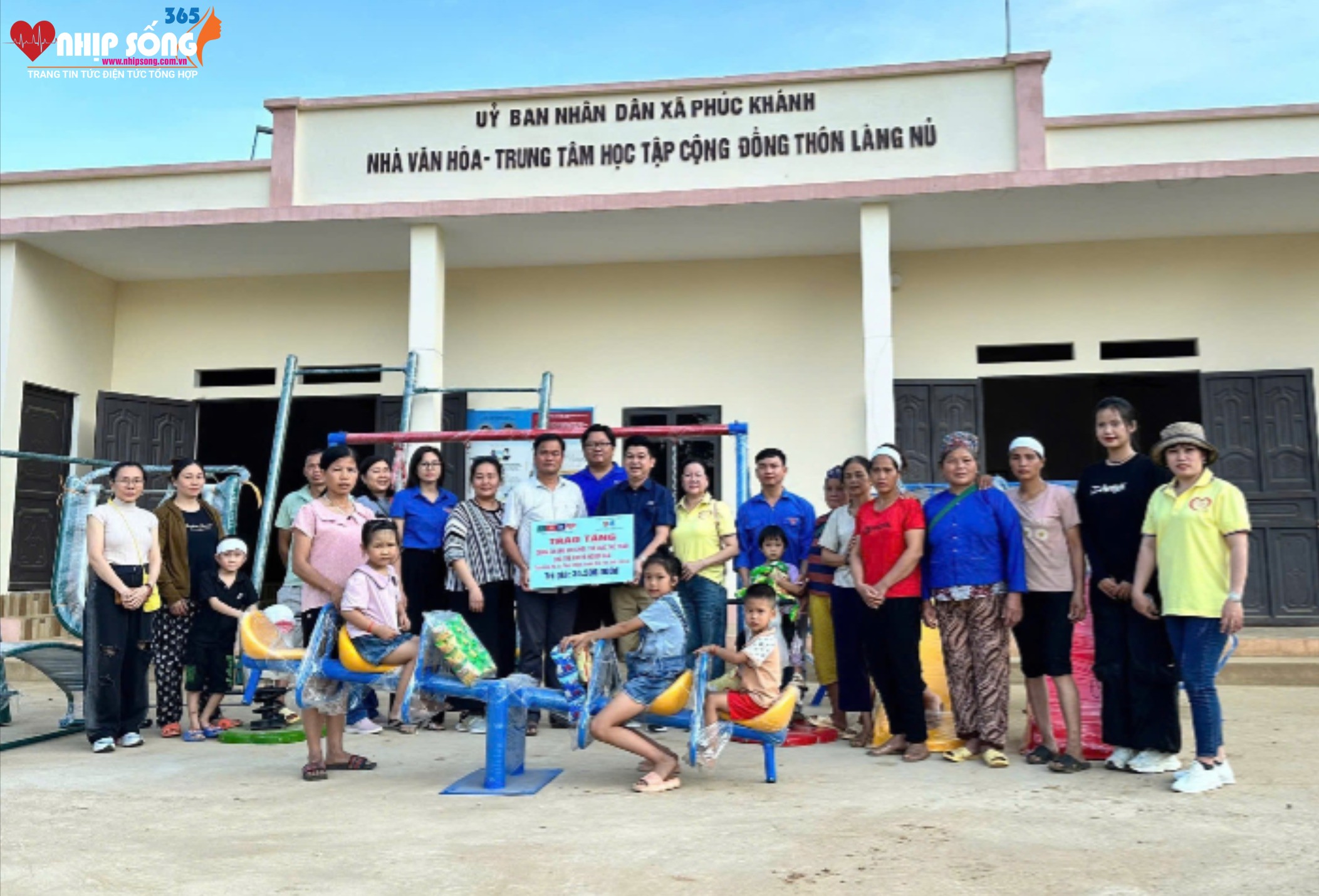 Công ty TNHH Changshin Việt Nam và các "mạnh thường quân" trao tặng bộ dụng cụ vui chơi và thể dục - thể thao cho người dân thôn Làng Nủ.