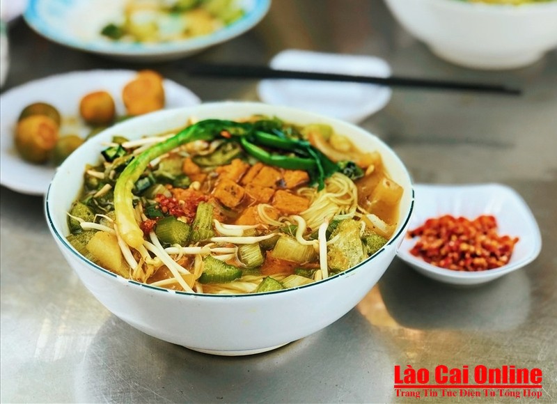 Cuốn sủi có bánh phở, củ dong rang giòn, thịt bò, rau thơm, đậu phộng rang, hạt tiêu, ớt, ăn cùng loại nước sốt sệt đặc biệt