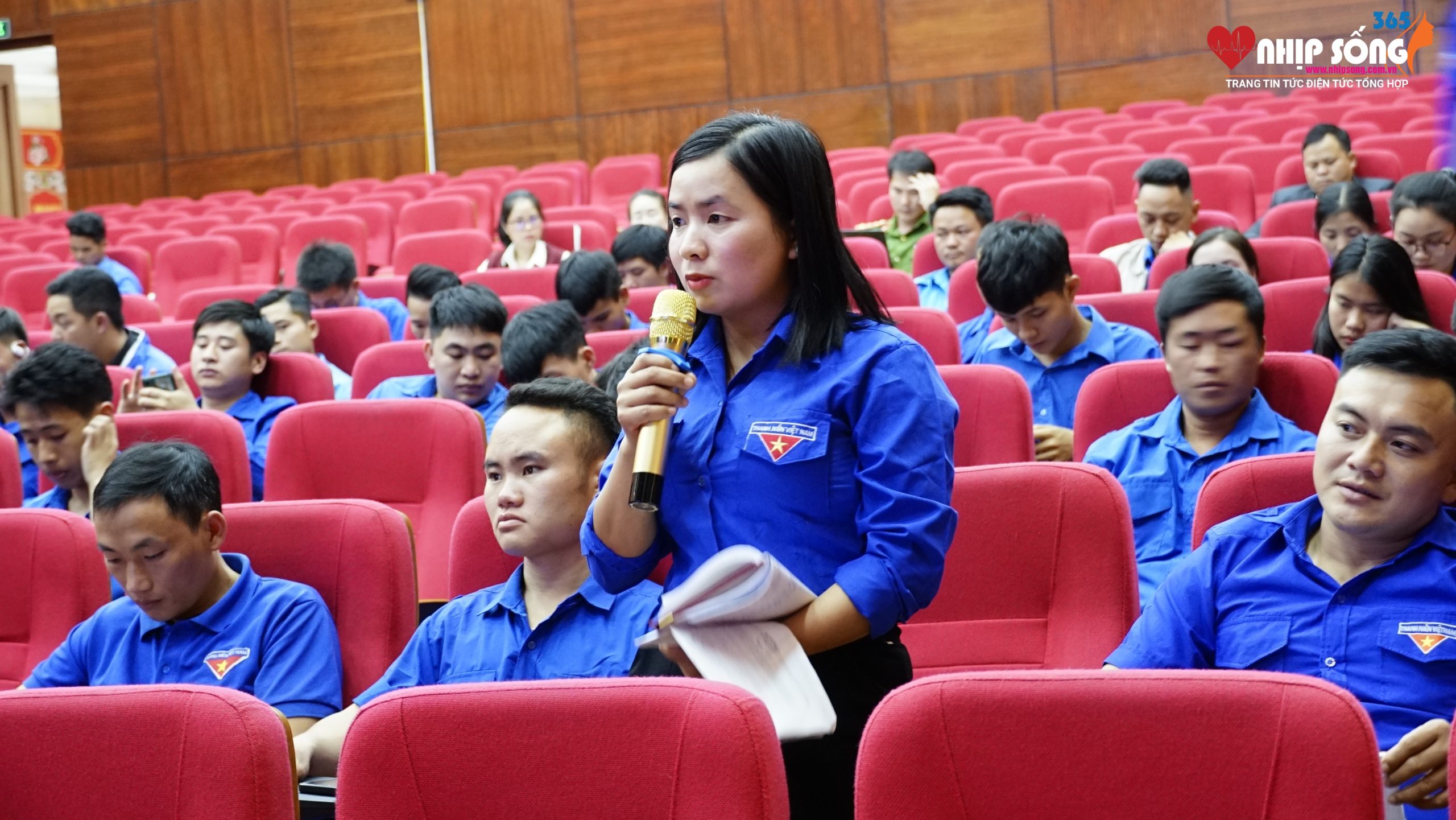 Các đoàn viên, thanh niên đặt câu hỏi với Thường trực UBND huyện Bắc Hà.