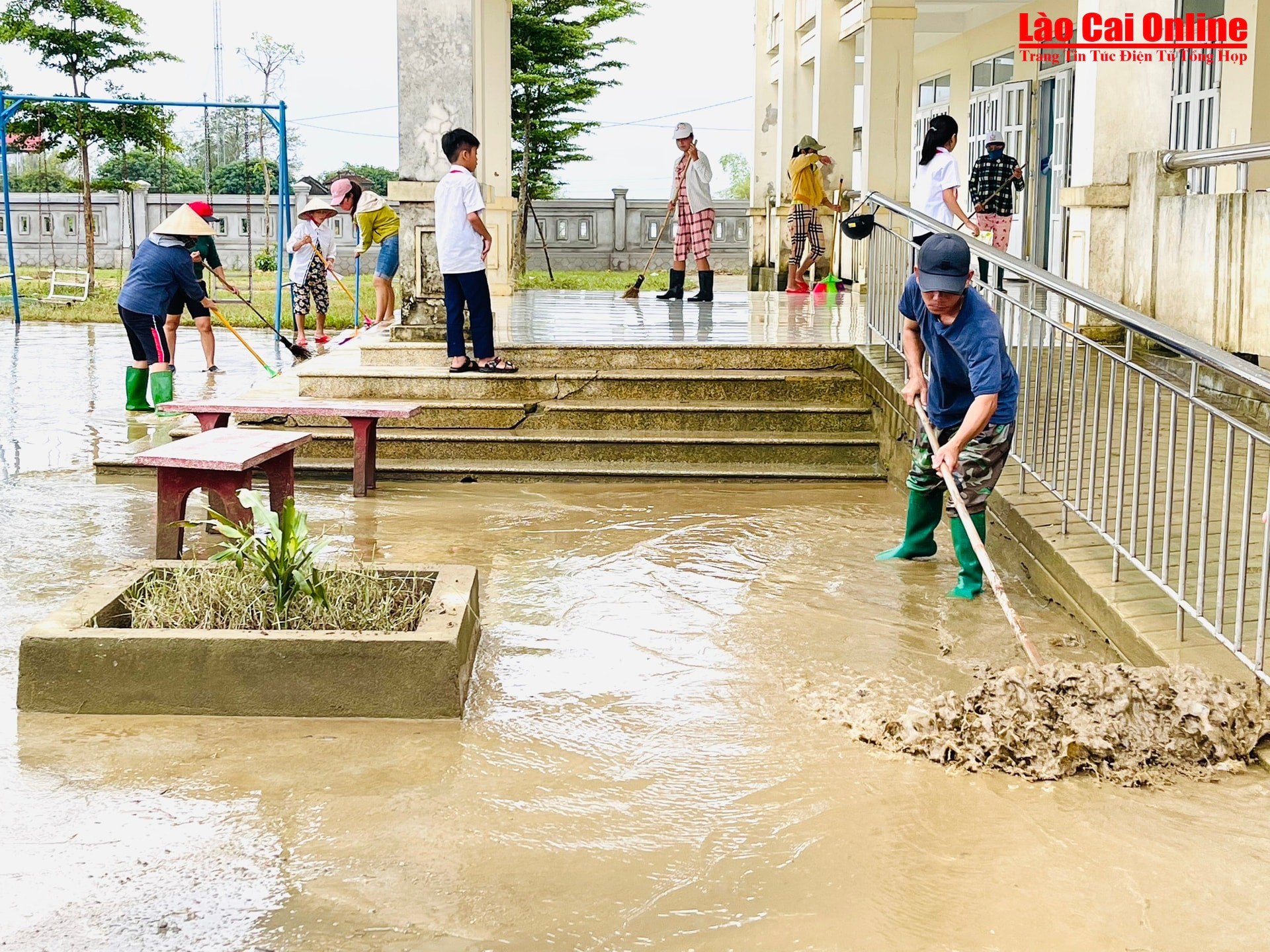 Các cơ quan, đoàn thể và người dân đã cùng chung tay dọn dẹp vệ sinh môi trường sau bão