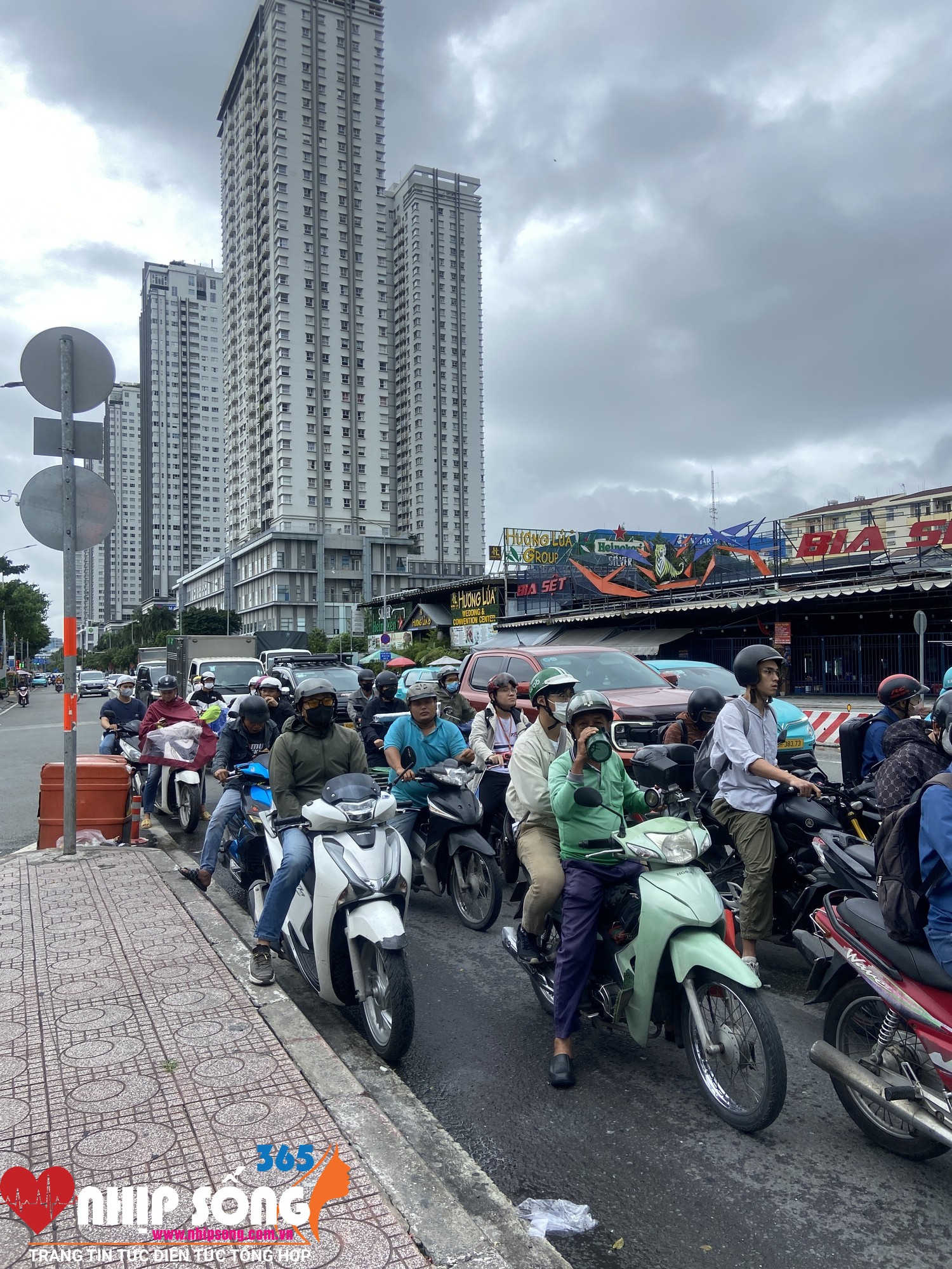 Nhiệt độ hạ thấp hơn so với những ngày thường khiến thời tiết khá mát mẻ và dễ chịu