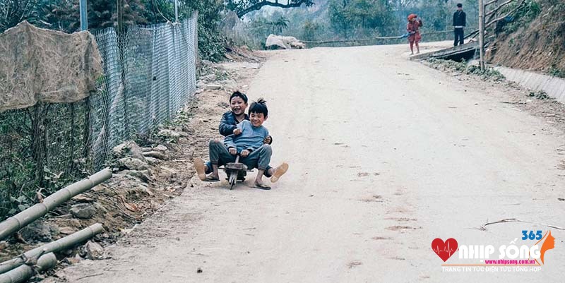 Những em bé hồn nhiên ở Tả Phìn. (Nguồn: @vitophan.journey)