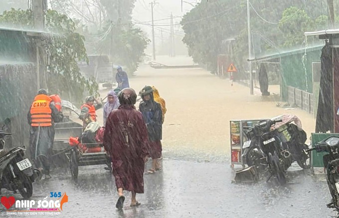 Người dân huyện Quảng Ninh chạy lũ, ngày 28/10.