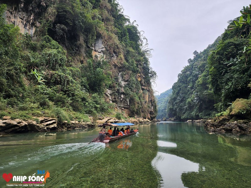 Dòng nước trong xanh hòa vào không khí trong mát của núi rừng tây bắc