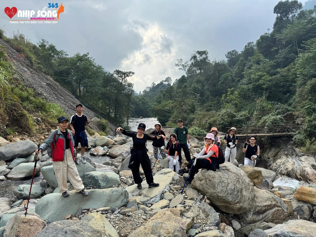 Cung trekking đi qua nhiều dạng địa hình khác nhau - Ảnh: HOÀNG GIA