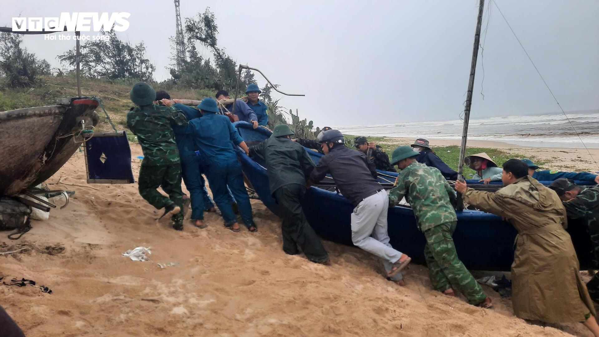 Các tỉnh, thành miền Trung hối hả phòng chống bão Trami- Ảnh 17.Chung tay giúp ngư dân đưa tàu thuyền lên bờ.