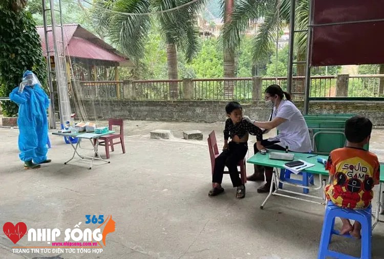 Khám sức khoẻ cho học sinh Trường Phổ thông dân tộc bán trú Tiểu học và Trung học cơ sở Nậm Khánh.