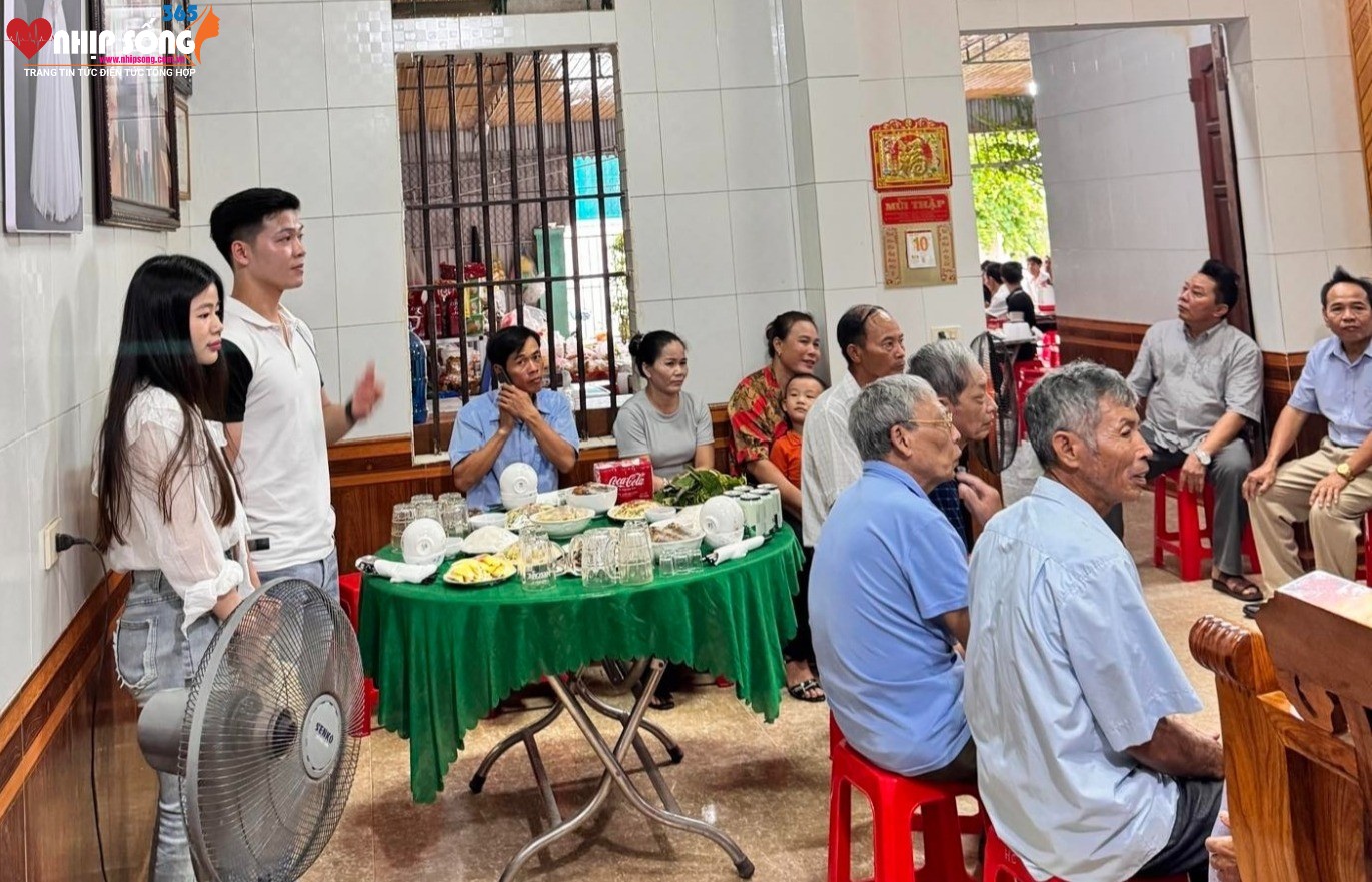 Lễ dạm ngõ đã được hai bên gia đình tổ chức trong chuyến nghỉ phép dài 2 tuần của cặp đôi