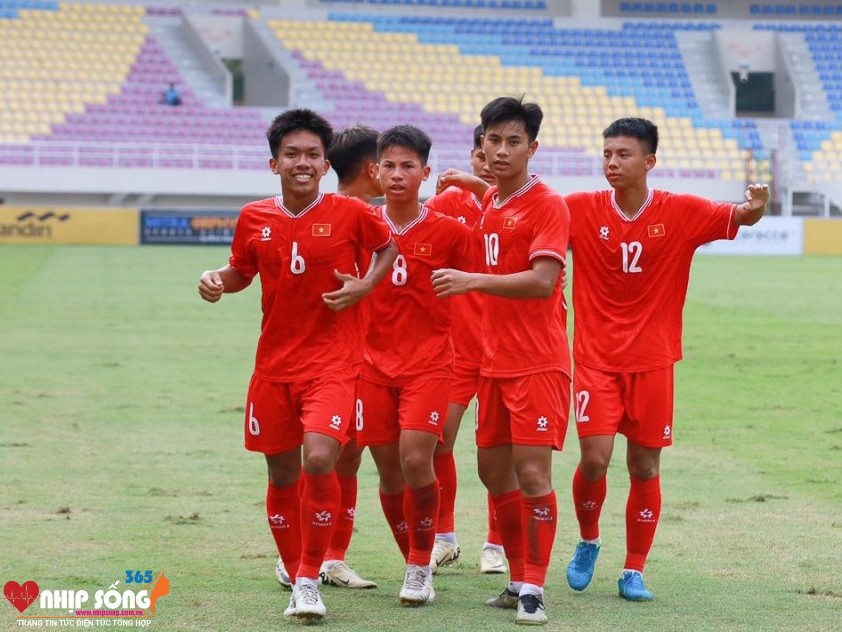 Trần Gia Bảo (số 10) sẽ cùng U17 Việt Nam thi đấu giải châu Á 