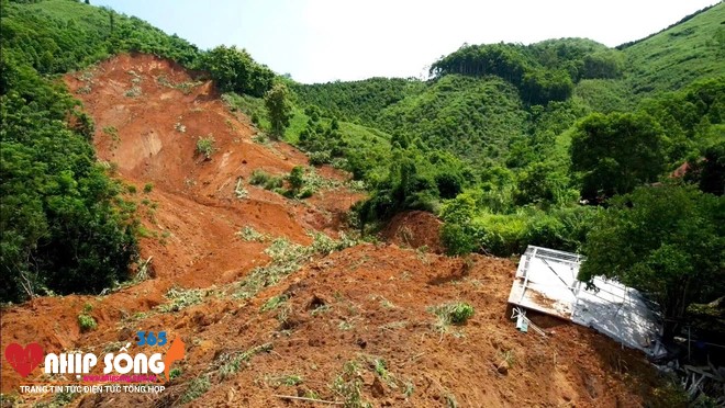 Đất đá từ trên đồi sạt xuống đã vùi lấp toàn bộ căn nhà của anh Hữu.