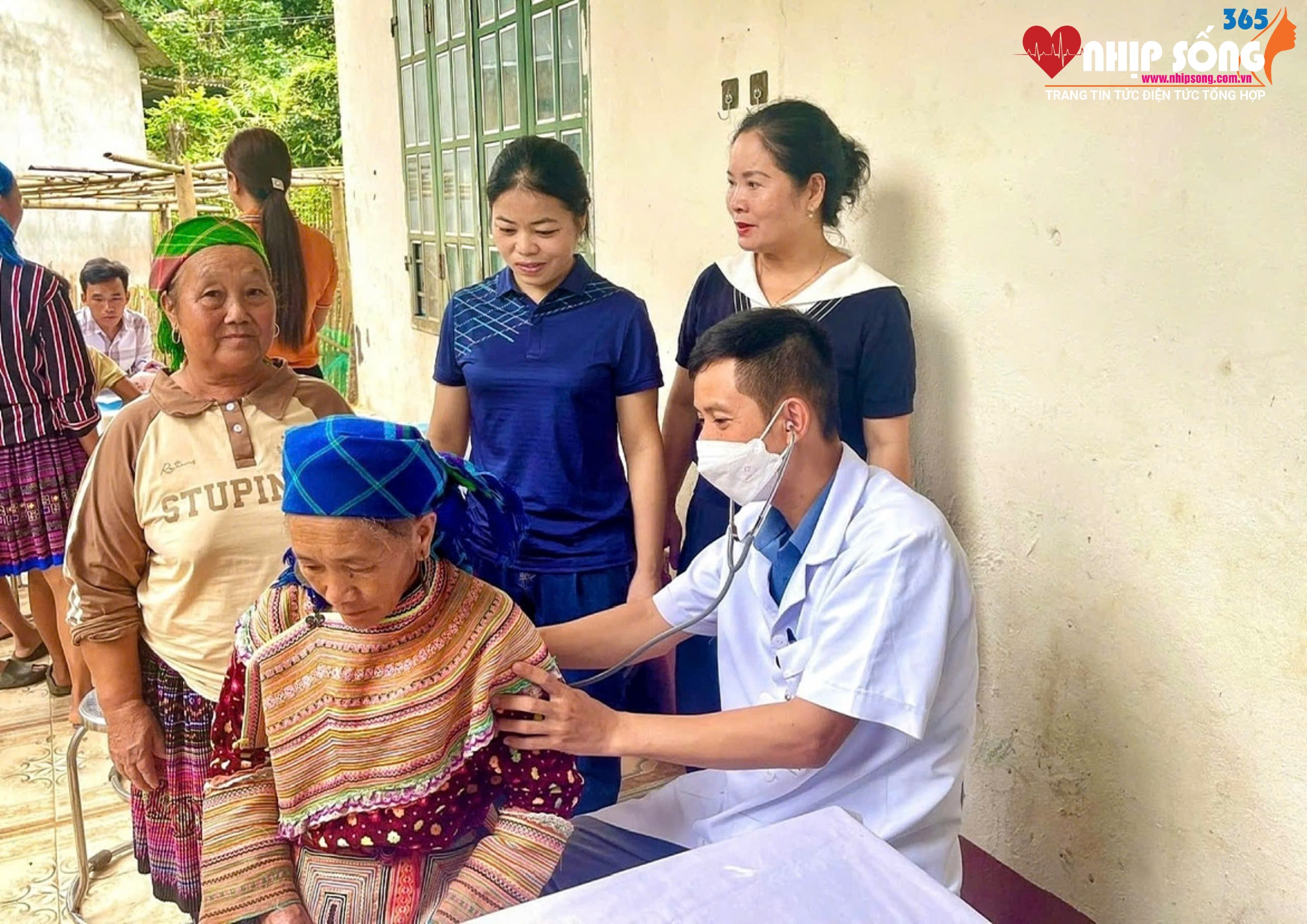 Cán bộ Trung tâm Y tế huyện Bảo Thắng khám bệnh cho người dân thôn Khe Đền, xã Thái Niên.