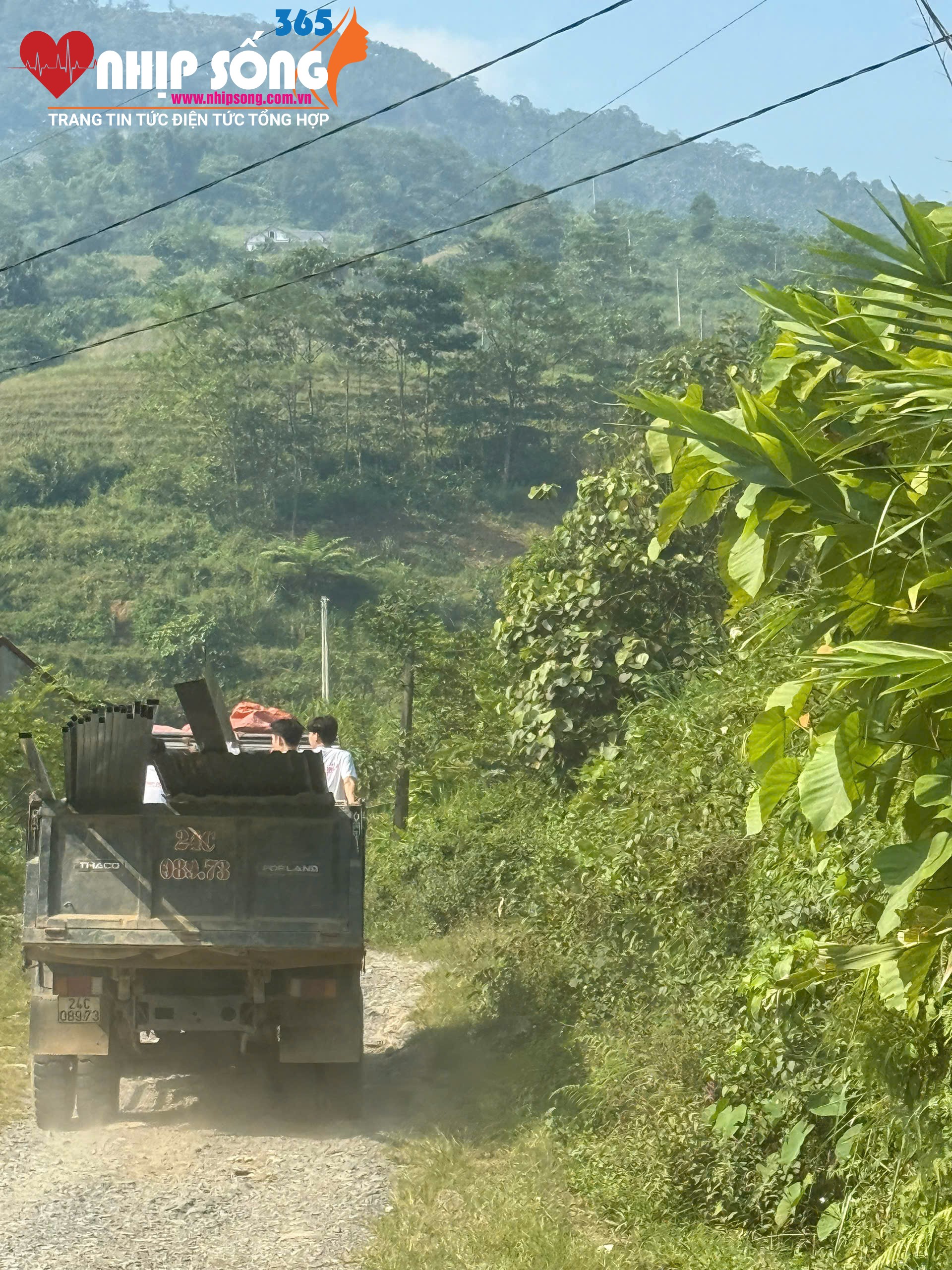 Con đường đến Trường rất gian nan,khó khăn và toàn đá cuội to không thể đi lên bằng ô tô con được phải nhờ xe công nông chở giúp.