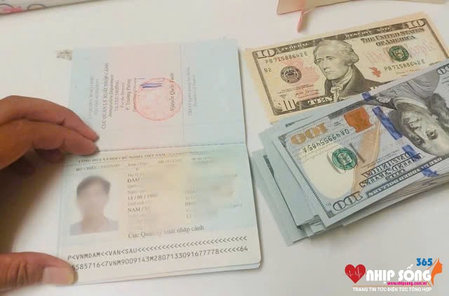 Số tiền trong balô lên tới hơn 15.000 USD.