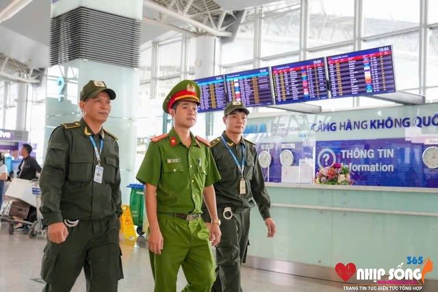 Nhân viên an ninh cơ động Nguyễn Thành Tín (ngoài cùng bìa phải) trong một lần phối hợp đi tuần tra.