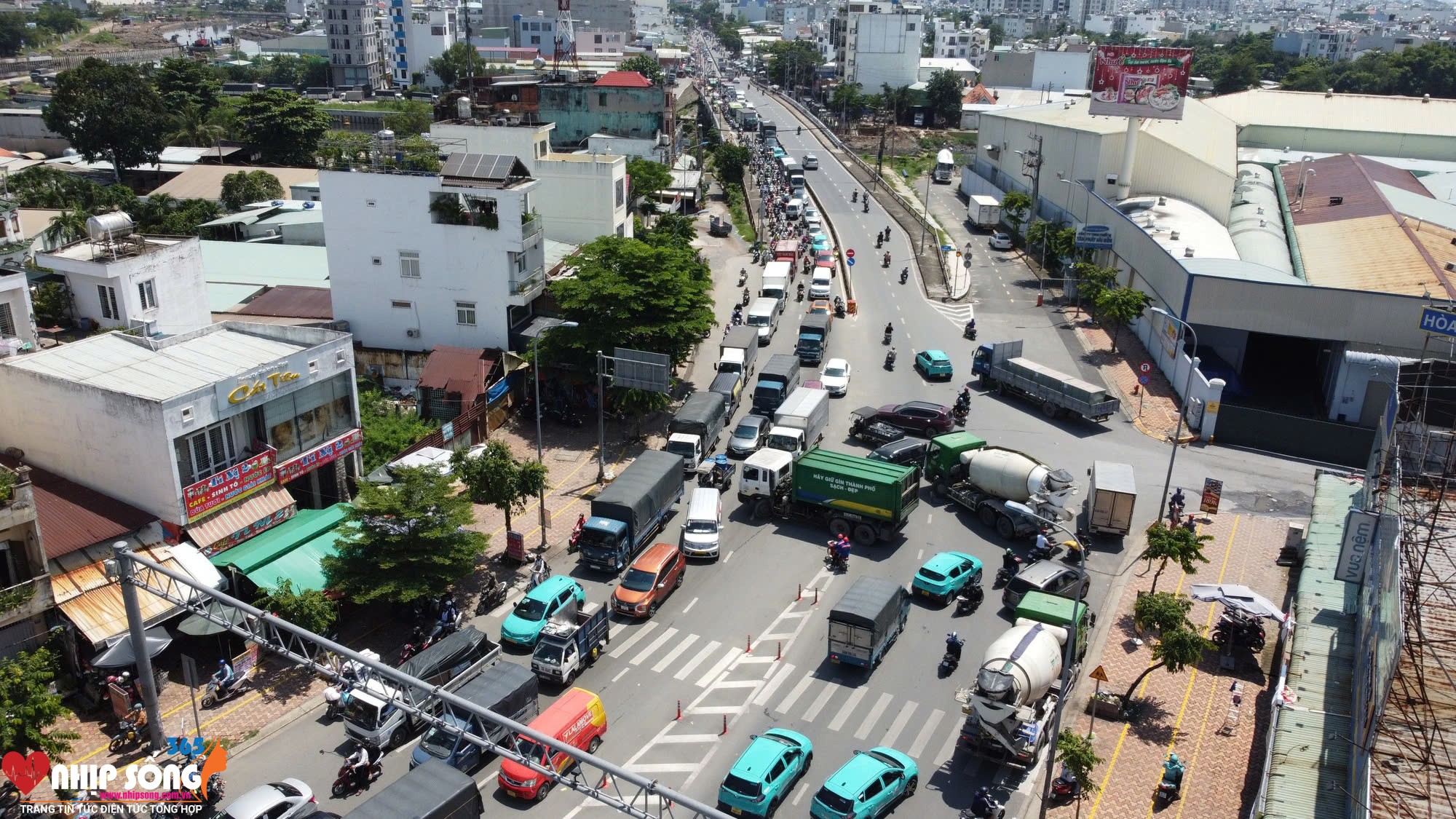 Đường Lê Đức Thọ, hướng từ quận Gò Vấp đi đường Lê Văn Khương (quận 12) cũng ùn ứ kéo dài