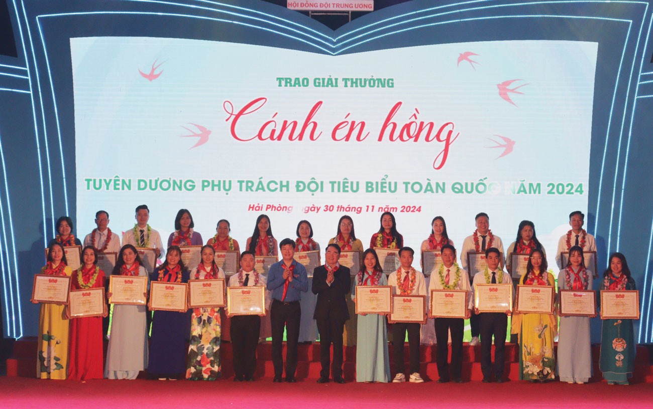 Cô giáo Thu (đứng thứ 4 hàng đầu tiên bên trái) được trao Bằng khen của Hội đồng Đội Trung ương dành cho phụ trách Đội tiêu biểu toàn quốc (Ảnh Báo Lào Cai).