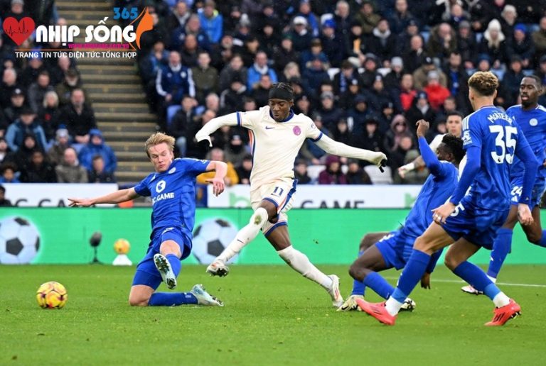 Leicester City (quần áo xanh) gặp nhiều khó khăn trước các chân sút Chelsea. Ảnh: The Sun