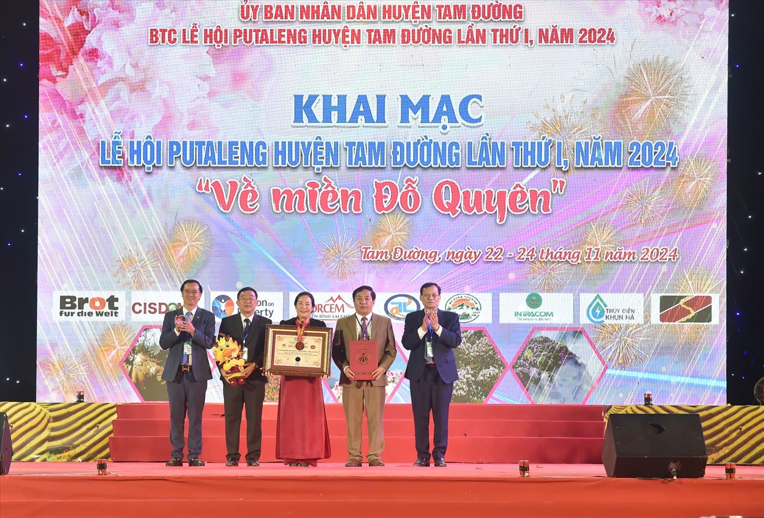 Các đồng chí đại diện lãnh đạo Trung ương Hội Kỷ lục Gia Việt Nam, Tổ chức Kỷ lục Việt Nam (Vietkings) trao Quyết định và Bằng công nhận cho huyện Tam Đường.