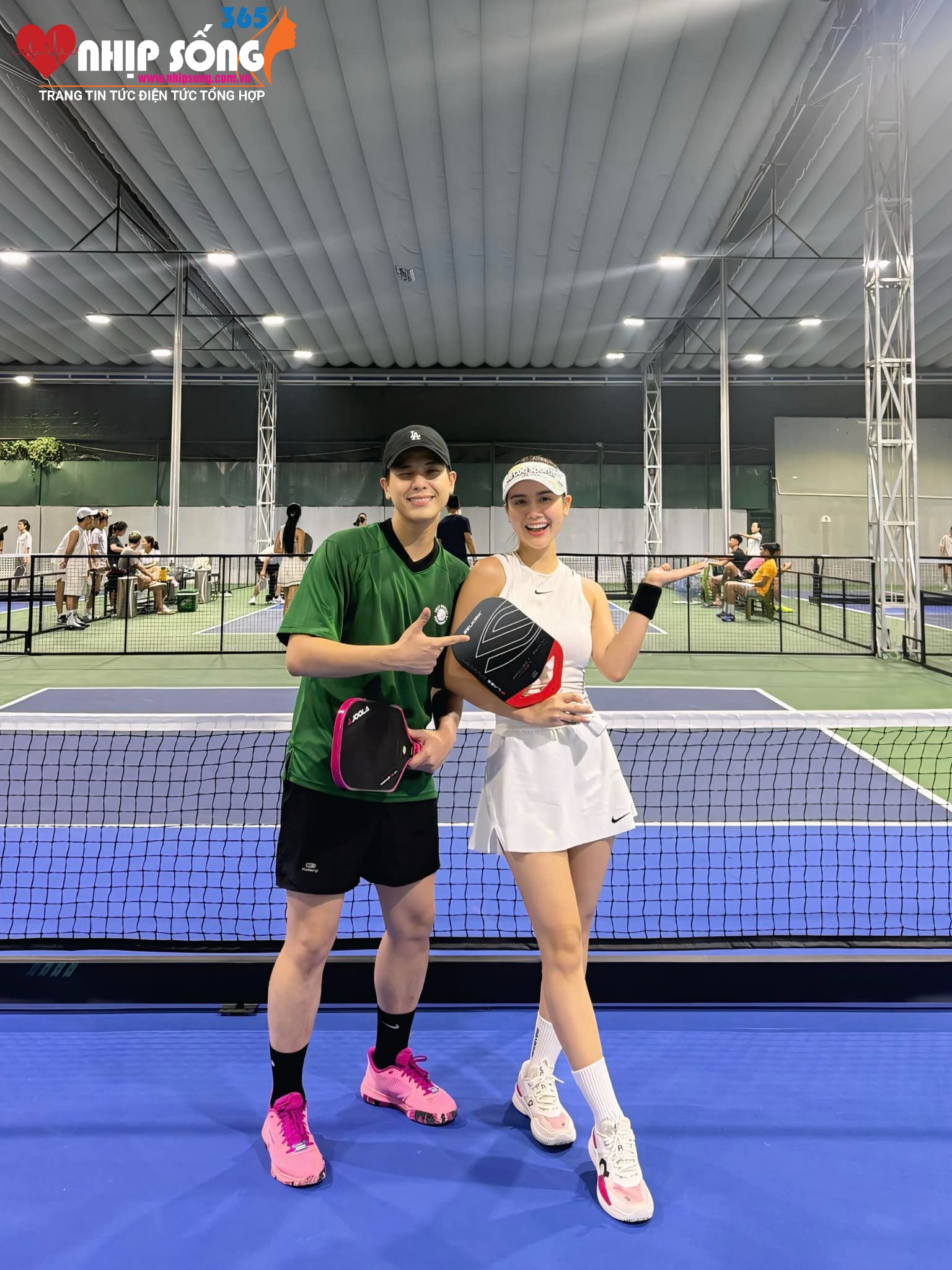 Quân A.P vui vẻ chụp ảnh cùng Huyền Lizzie trên sân pickleball. Ảnh: FBNV