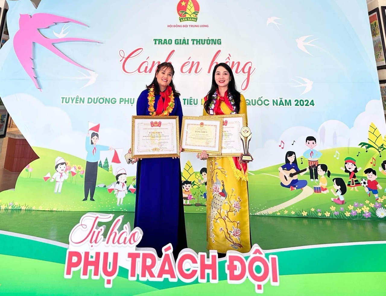 Hai Tổng phụ trách Đội tiêu biểu của tỉnh Lào Cai (Ảnh Báo Lào Cai)