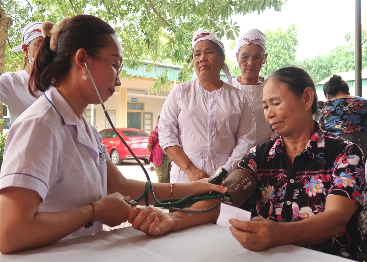 Từ các hoạt động truyền thông, người dân đã thay đổi nhận thức trong việc quan tâm chăm sóc sức khỏe. (Trong ảnh: Các y bác sĩ kiểm tra sức khỏe cho người dân ở xã Giai Xuân, huyện Tân Kỳ)