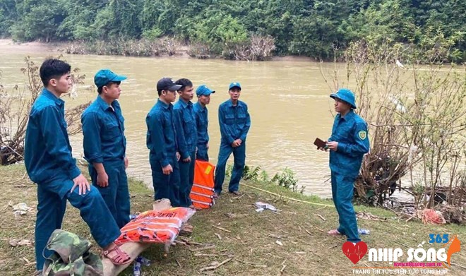 Lực lượng chức năng triển khai tìm kiếm hai cháu bé mất tích trên sông Nậm Mộ. Ảnh: Hải Đăng